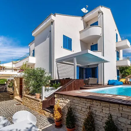 The Luxury Nest - Private Heated Pool Apartment