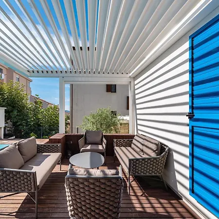 The Luxury Nest - Private Heated Pool Apartment *