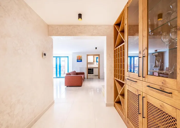 The Luxury Nest - Private Heated Pool דירה