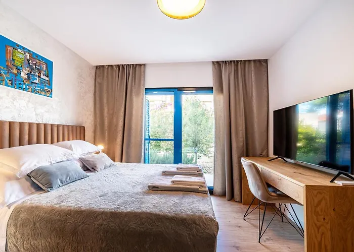The Luxury Nest - Private Heated Pool דירה