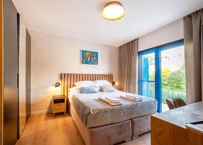 The Luxury Nest - Private Heated Pool דירה
