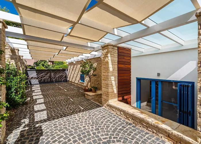 The Luxury Nest - Private Heated Pool דירה *