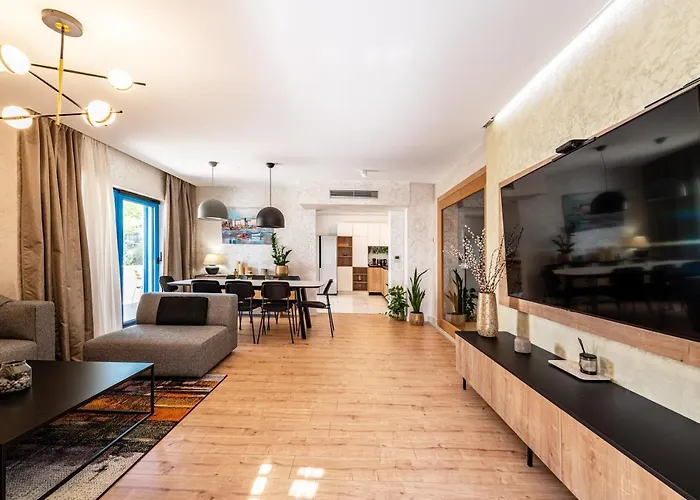 The Luxury Nest - Private Heated Pool דירה *