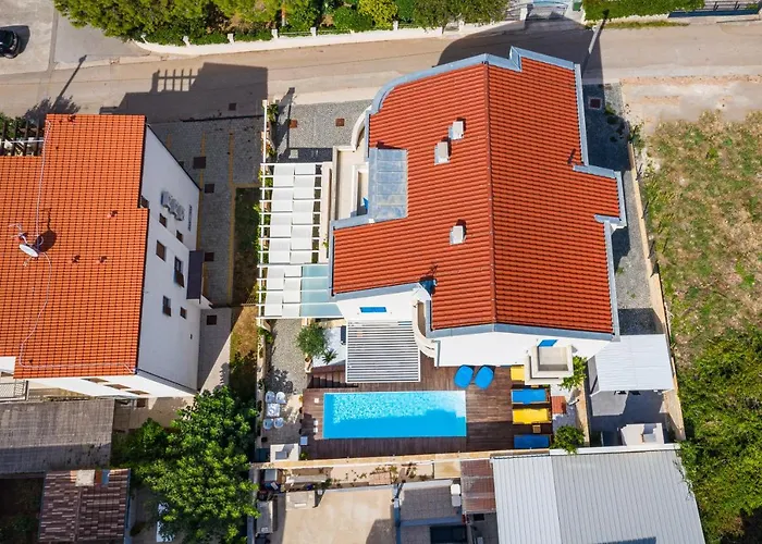 The Luxury Nest - Private Heated Pool דירה *