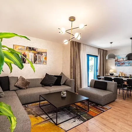 The Luxury Nest - Private Heated Pool *