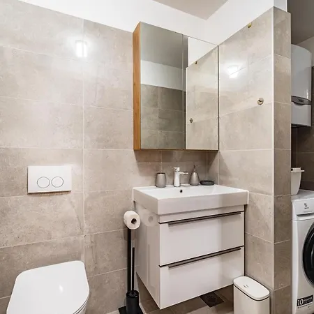 The Luxury Nest - Private Heated Pool Apartment