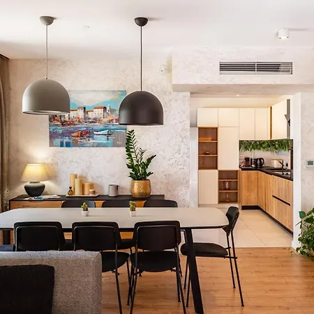 The Luxury Nest - Private Heated Pool Apartment *