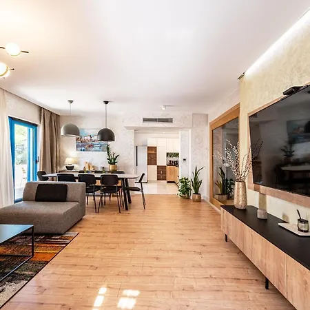 The Luxury Nest - Private Heated Pool Apartment *