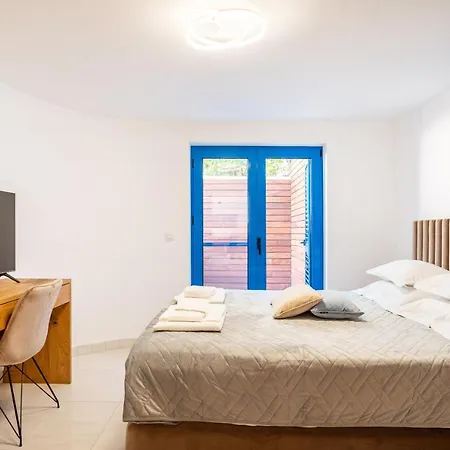 The Luxury Nest - Private Heated Pool Apartment