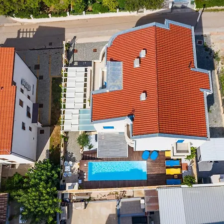 The Luxury Nest - Private Heated Pool Apartment *