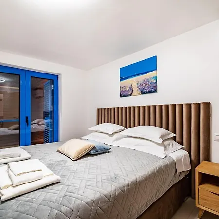 The Luxury Nest - Private Heated Pool Apartment