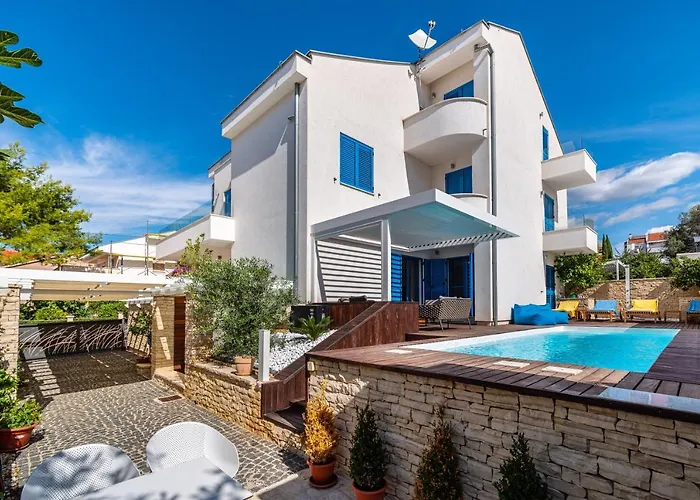 The Luxury Nest - Private Heated Pool Apartman