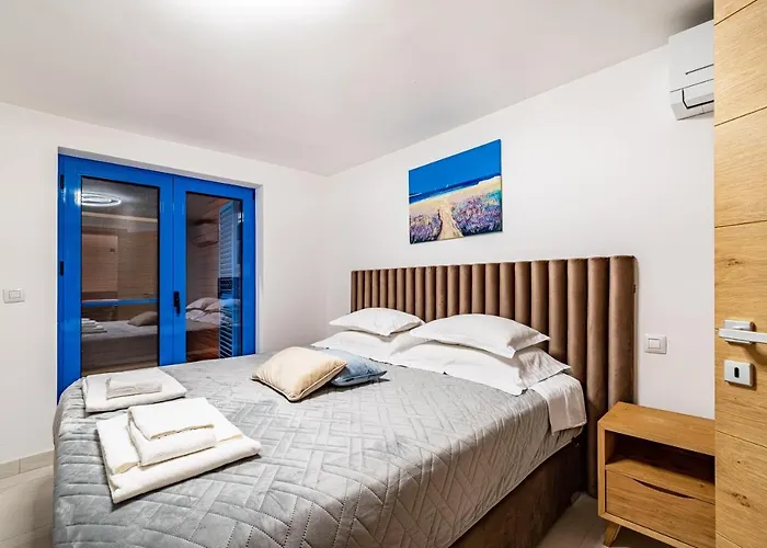 The Luxury Nest - Private Heated Pool Apartment